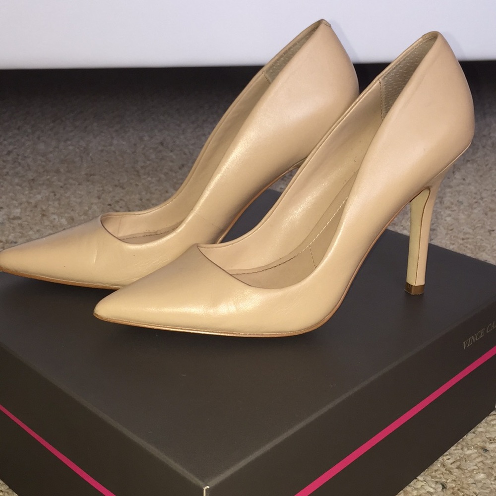 CHARLES DAVID Nude Pumps